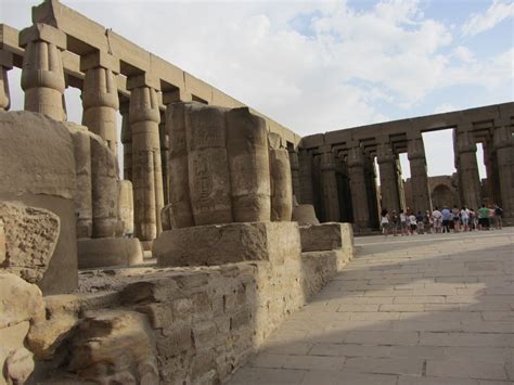   Il Tempio di Luxor! Una Spettacolare Oasi nel Cuore dell'Antico Egitto